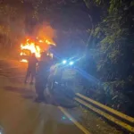 Delincuentes incendian tractomula en el Alto de matasanos durante una extorsión
