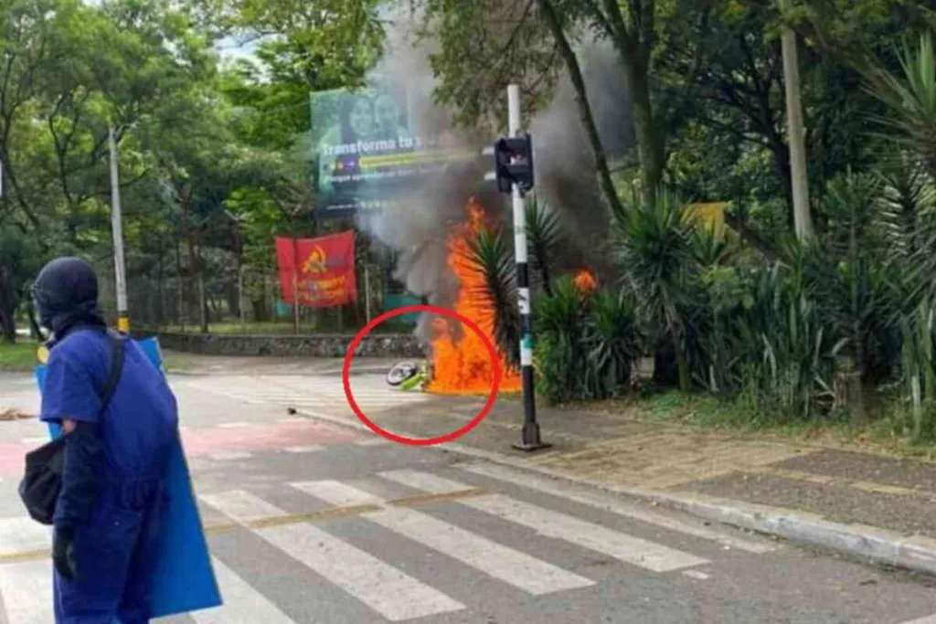 Encapuchados despojan a policías de su moto y la queman en la UdeA