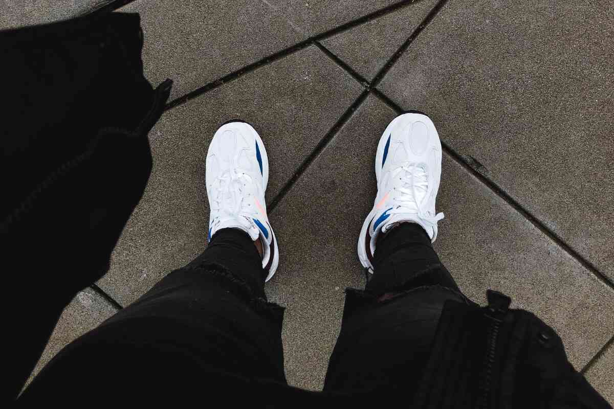 Guía práctica para mantener tus tenis blancos impecables