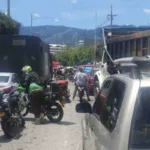 Fatal choque entre una motocicleta y una tractomula deja una mujer muerta en Sabaneta