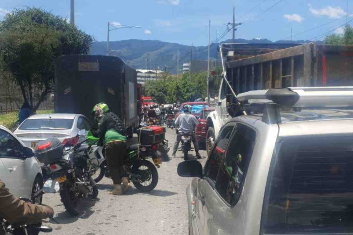 Accidente de tránsito en Sabaneta: muere una mujer que iba como parrillera en una moto