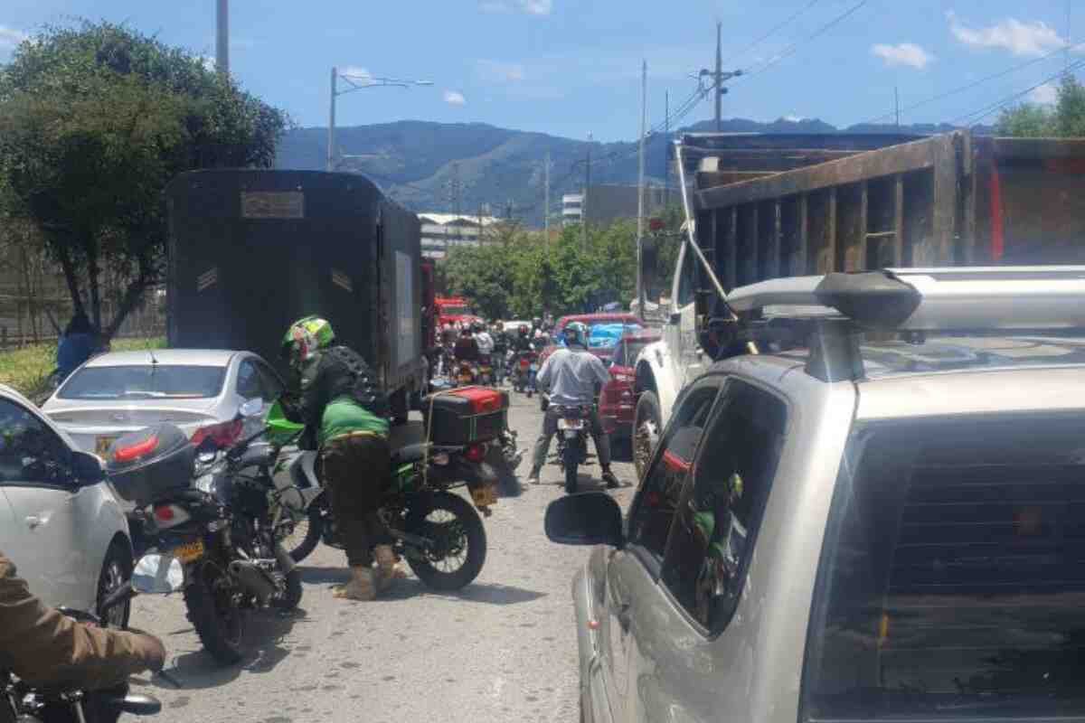 Fatal choque entre una motocicleta y una tractomula deja una mujer muerta en Sabaneta