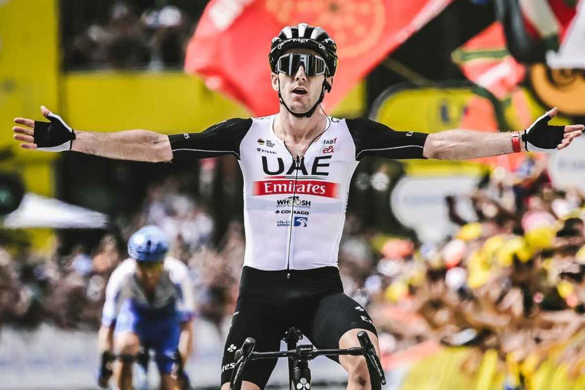Adam Yates, el primer líder del Tour de Francia 2023 tras vencer a su hermano gemelo