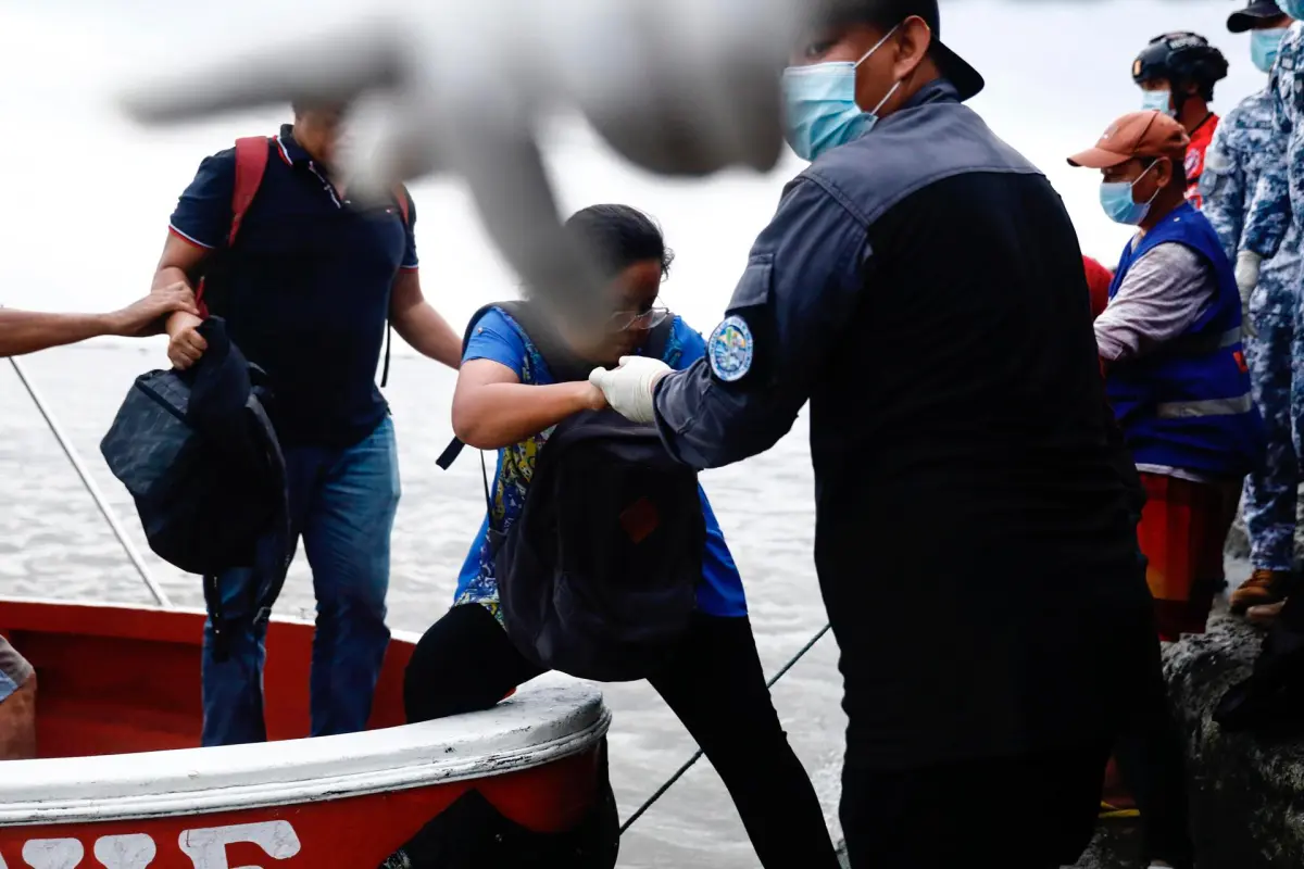 Al menos 23 muertos y 6 desaparecidos tras volcar un barco en un lago cerca de Manila