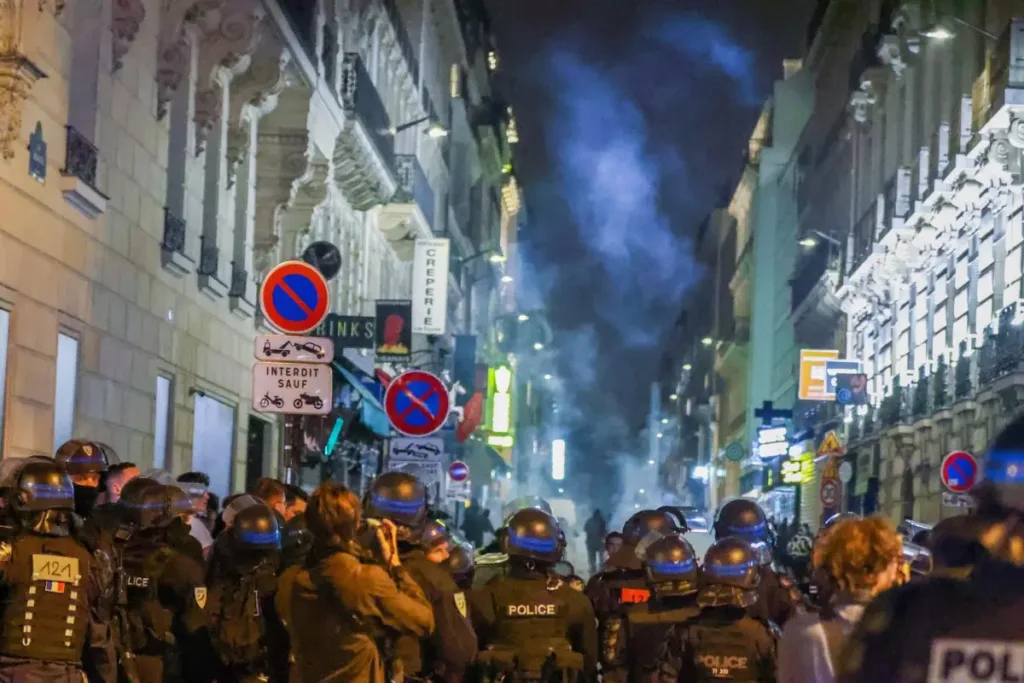 Al menos 719 detenidos por los disturbios en Francia en una noche más calmada