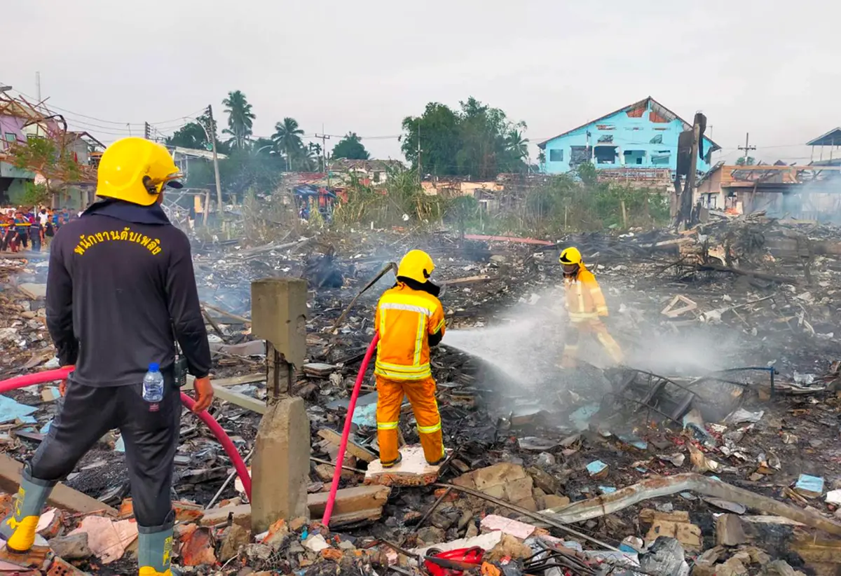 Al menos 9 muertos tras explotar un almacén de fuegos artificiales en Tailandia