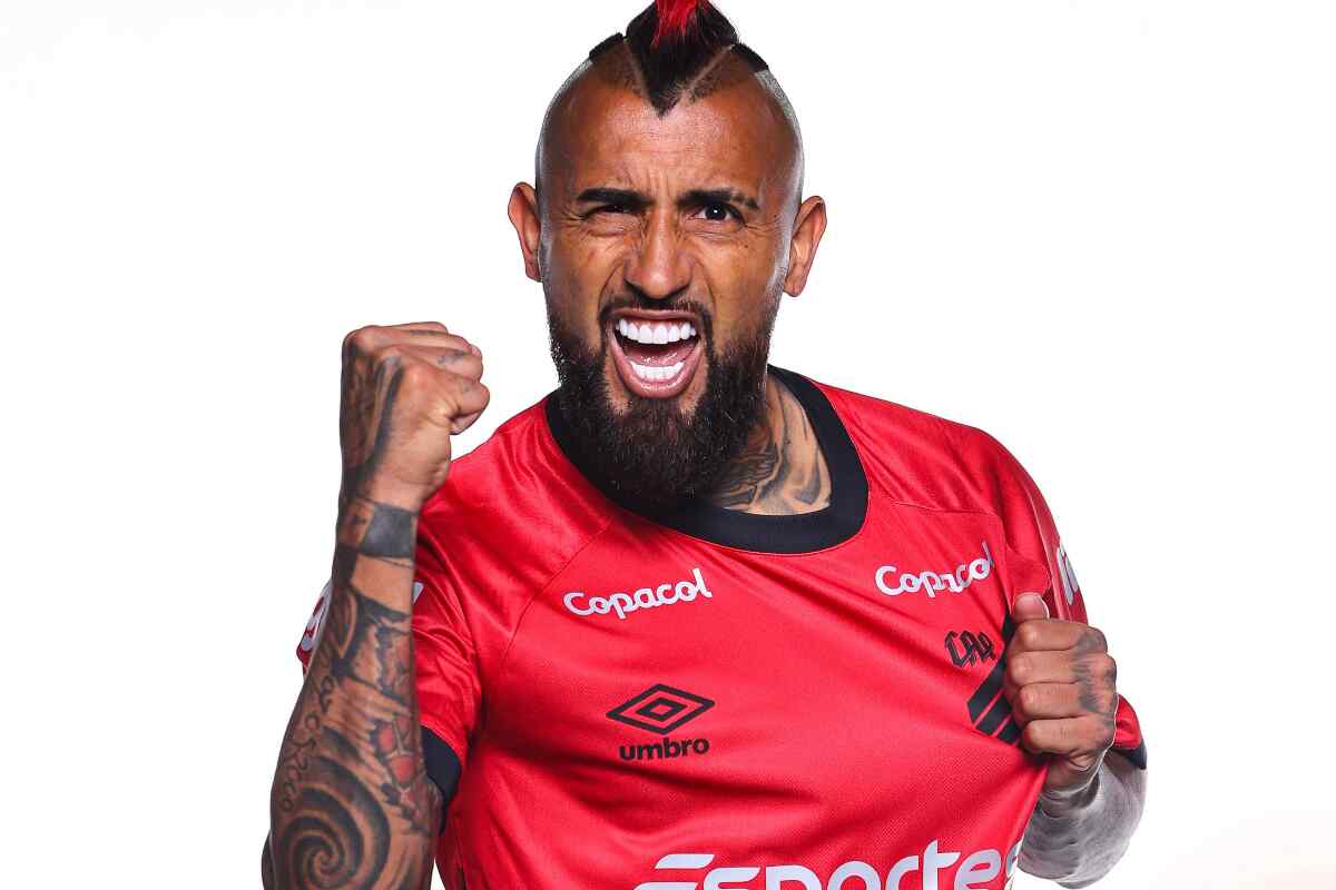 El Athletico Paranaense oficializa el fichaje del chileno Arturo Vidal
