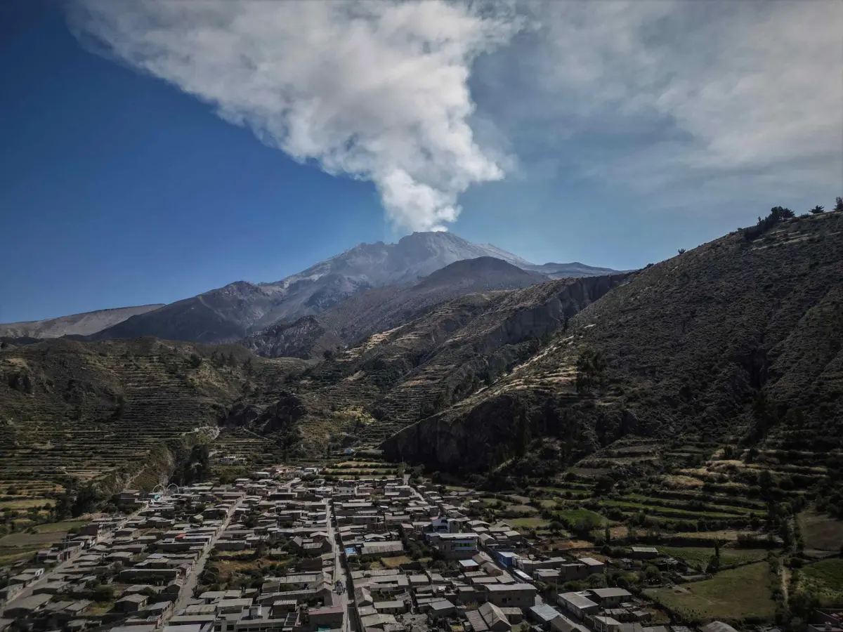 Cenizas del volcán Ubinas llegan hasta Puno en la frontera de Perú con Bolivia