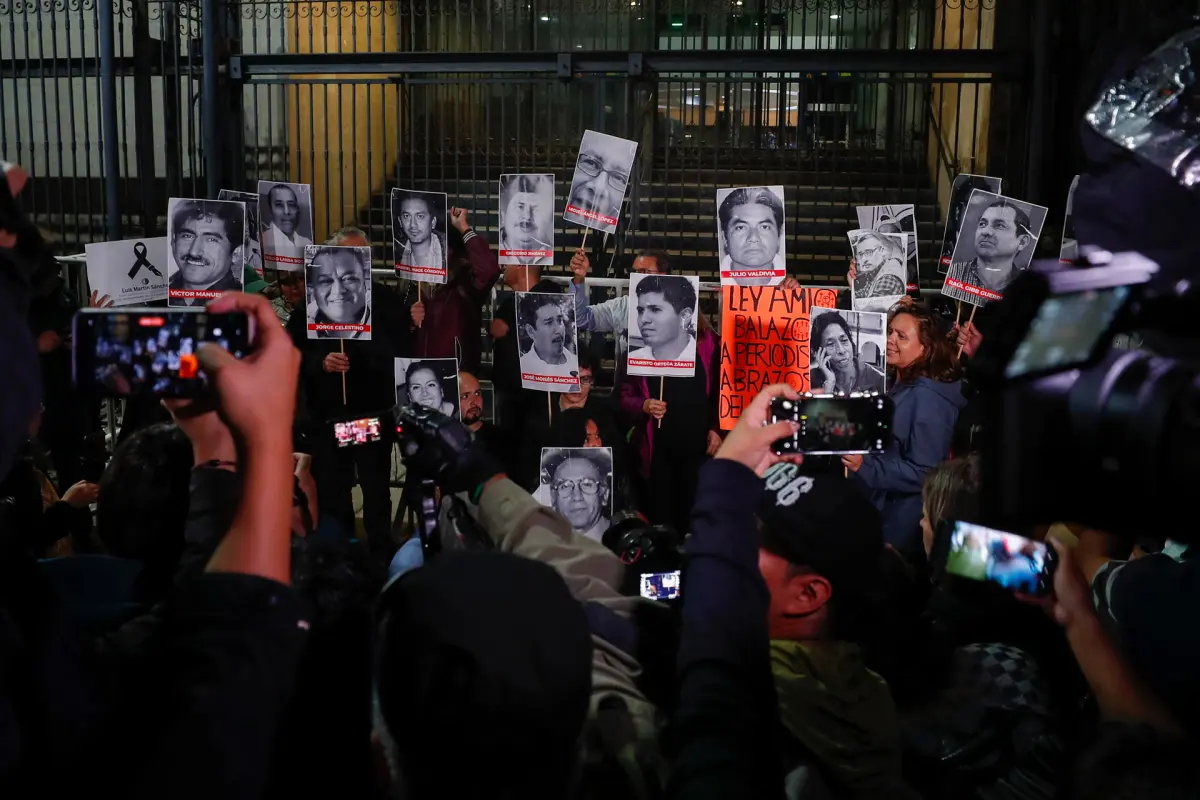 Decenas de periodistas exigen justicia por asesinatos y violencias contra gremio en México