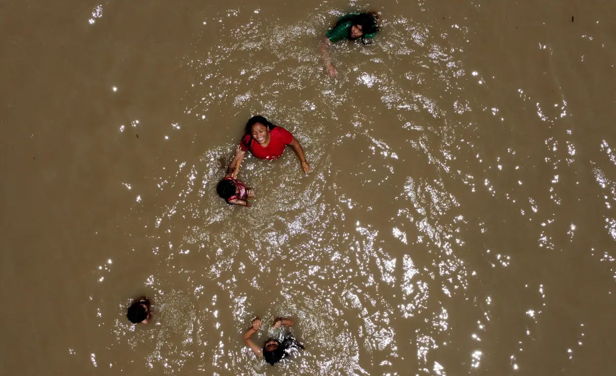 El calor lleva a familias mexicanas a bañarse en el río Bravo, frontera natural con EEUU