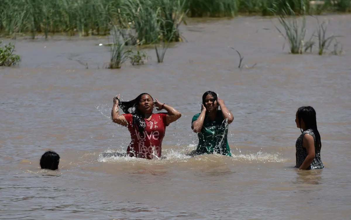El calor lleva a familias mexicanas a bañarse en el río Bravo, frontera natural con EEUU