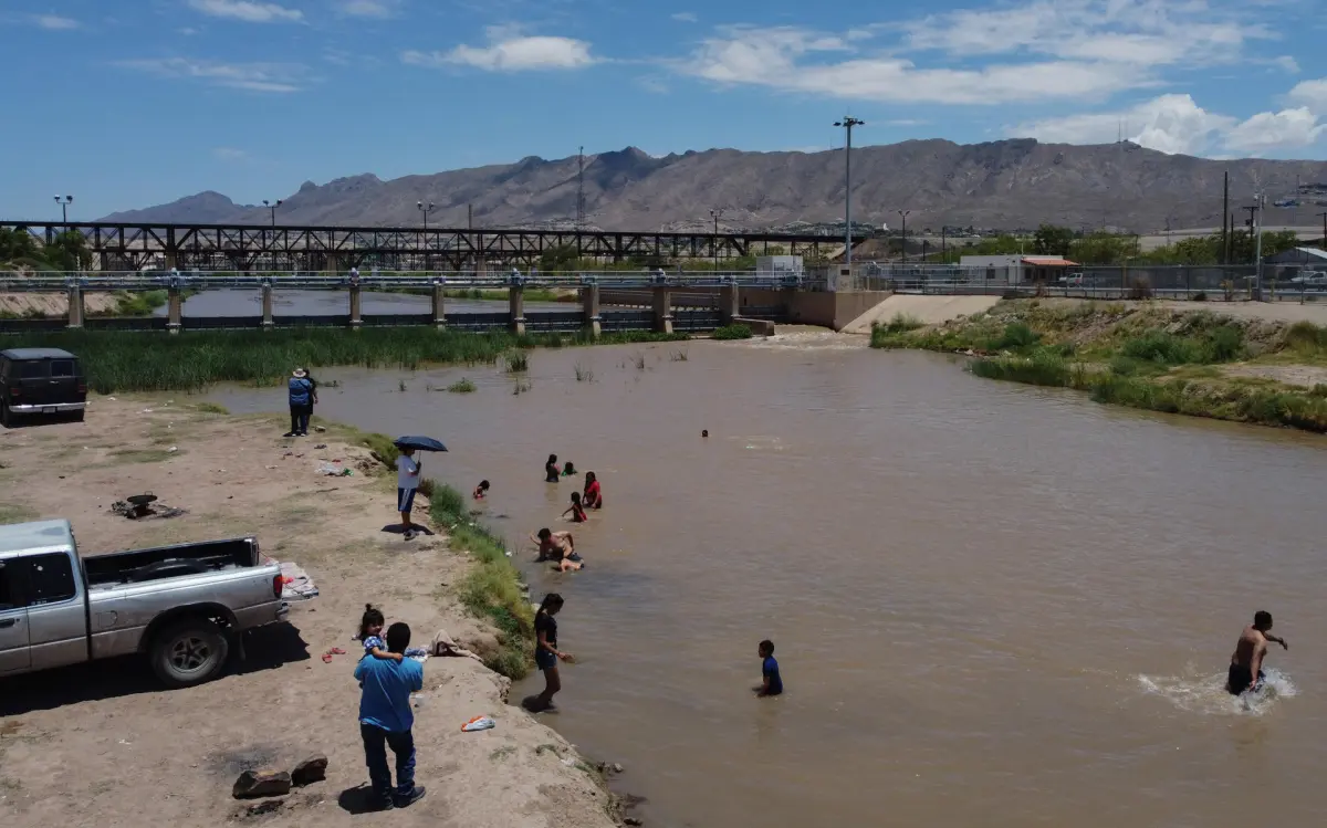 El calor lleva a familias mexicanas a bañarse en el río Bravo, frontera natural con EEUU