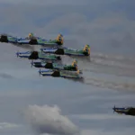 El escuadrón Fumaça de Brasil surca el cielo colombiano con su espectáculo aéreo