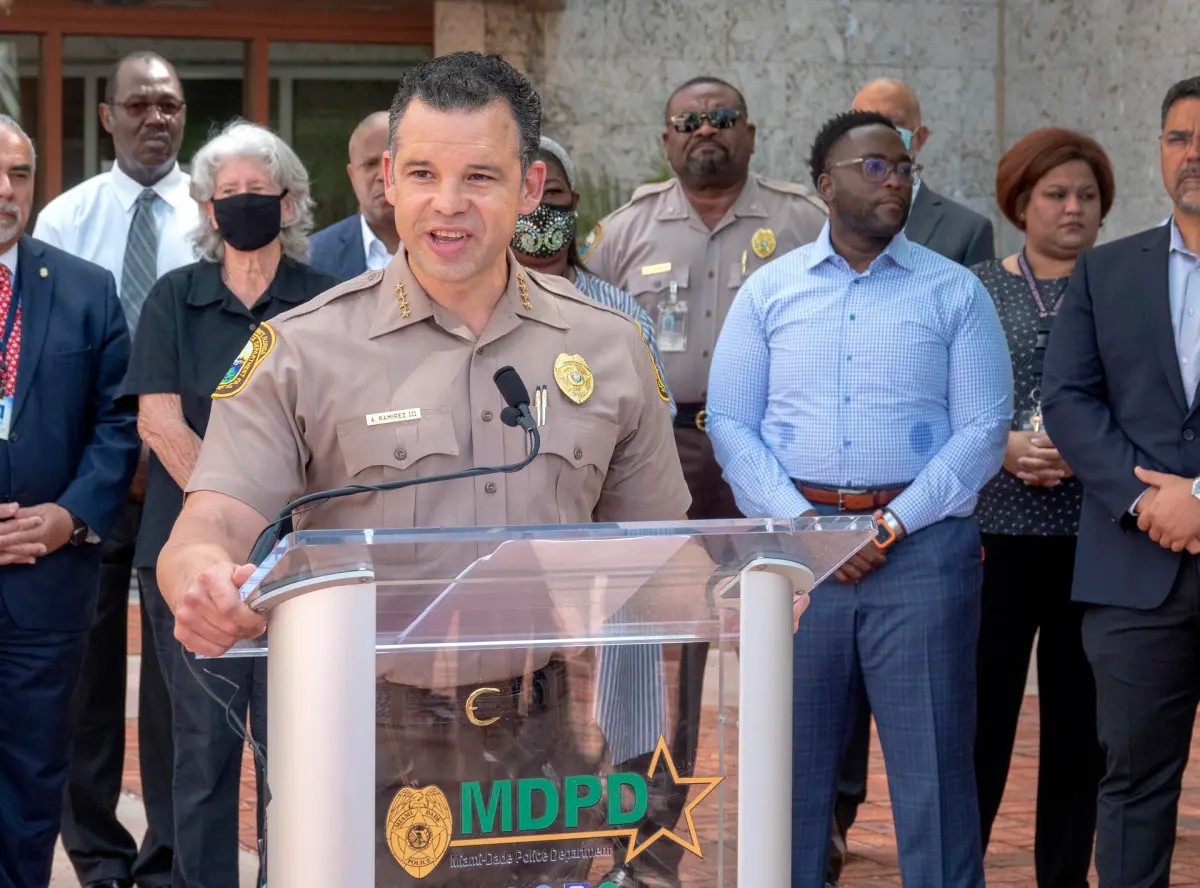 El jefe de la Policía de Miami-Dade está en estado crítico tras dispararse a sí mismo