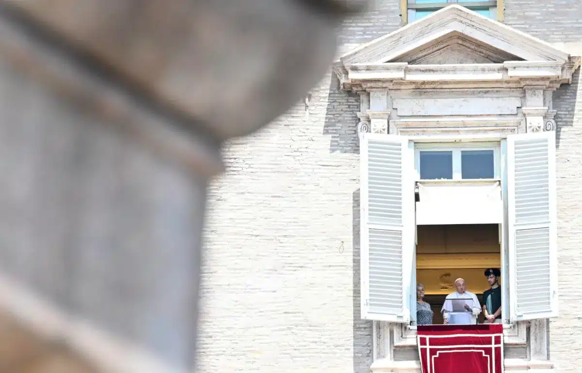 El papa Francisco pide esfuerzos valientes ante el desafío del cambio climático tras los incendios