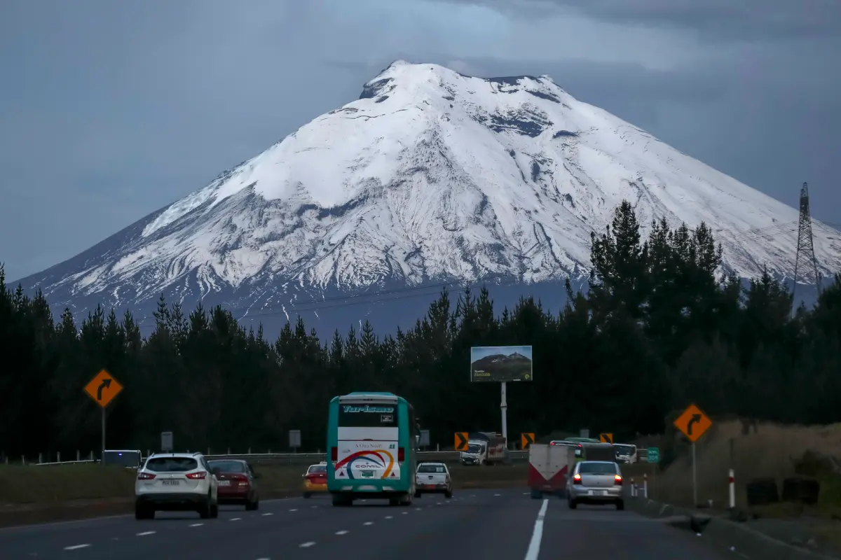 El volcán ecuatoriano Cotopaxi emite ceniza que puede afectar a poblaciones cercanas