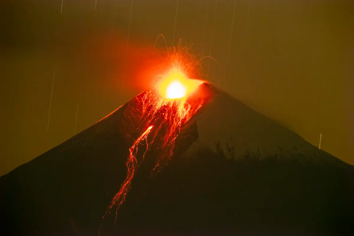 El volcán ecuatoriano Sangay genera 22,5 explosiones cada hora
