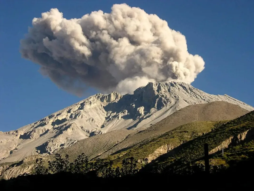 El volcán peruano Ubinas inicia etapa explosiva