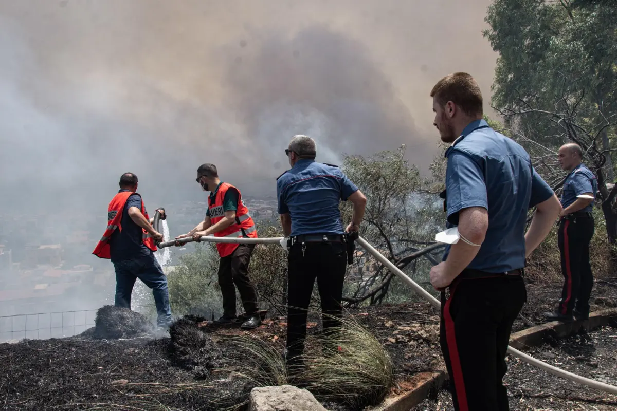 Encuentran 5 cuerpos calcinados por los incendios en Sicilia, extendidos en toda la isla