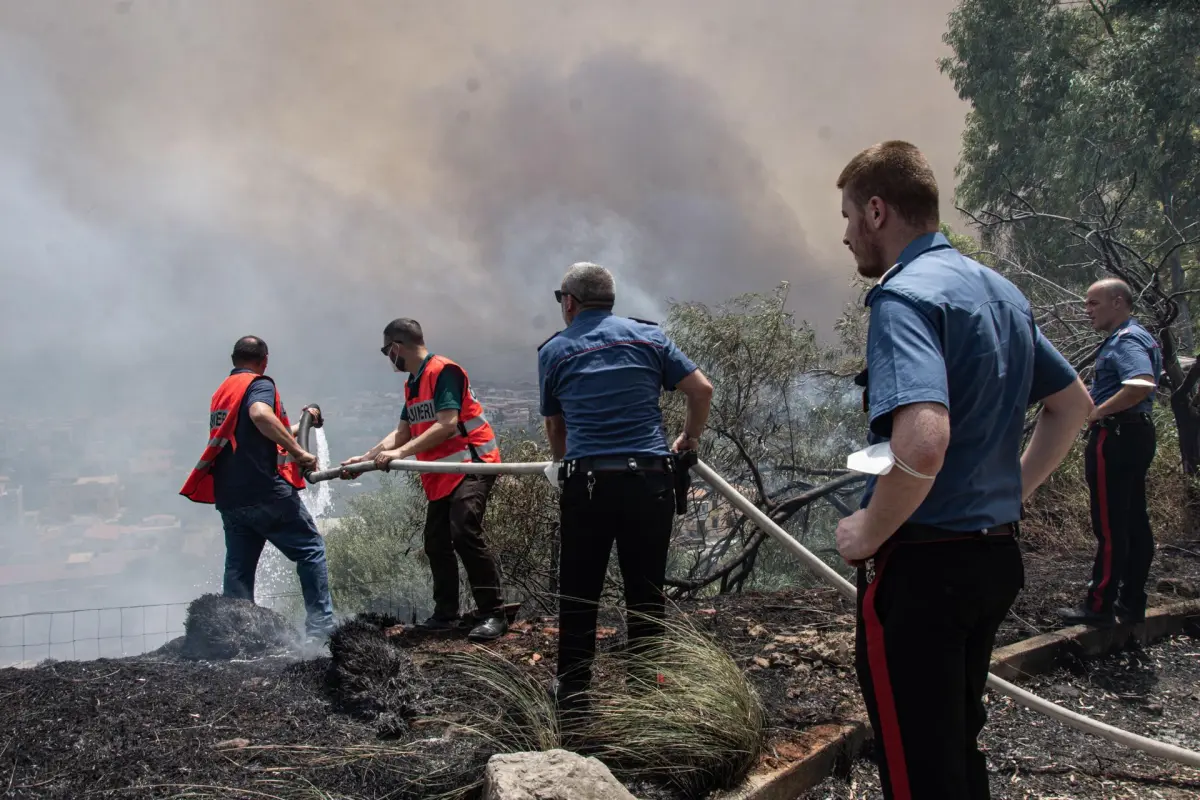 Encuentran cinco cuerpos calcinados por los incendios en Sicilia, extendidos en toda la isla