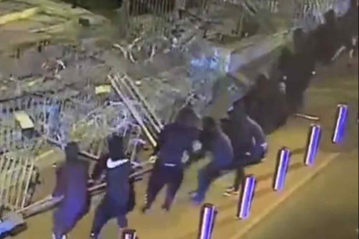 Protestas en Francia: atacan al alcalde de L'Hay-les-Roses y a su familia con cohetes