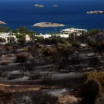Grecia sigue combatiendo tres grandes incendios a las afueras de Atenas