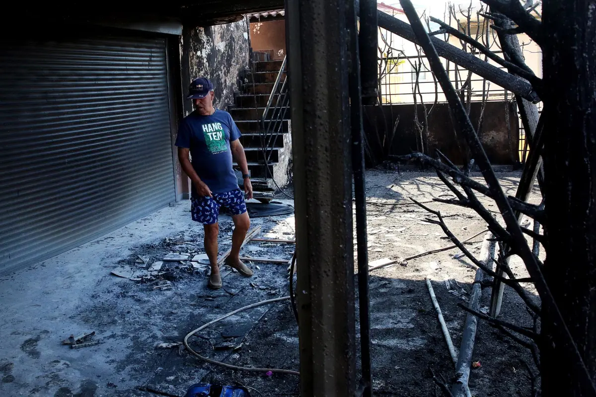 Grecia sigue combatiendo tres grandes incendios a las afueras de Atenas