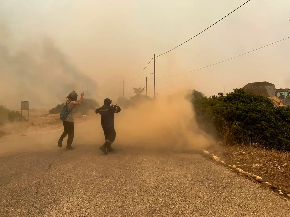 Grecia sigue luchando por controlar los incendios en Rodas, Corfú y Eubea
