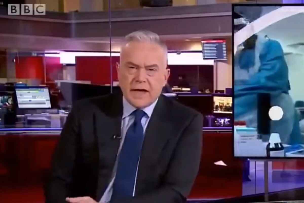 Escándalo en la BBC: la esposa de Huw Edwards lo identifica como el comprador de imágenes explícitas de un menor