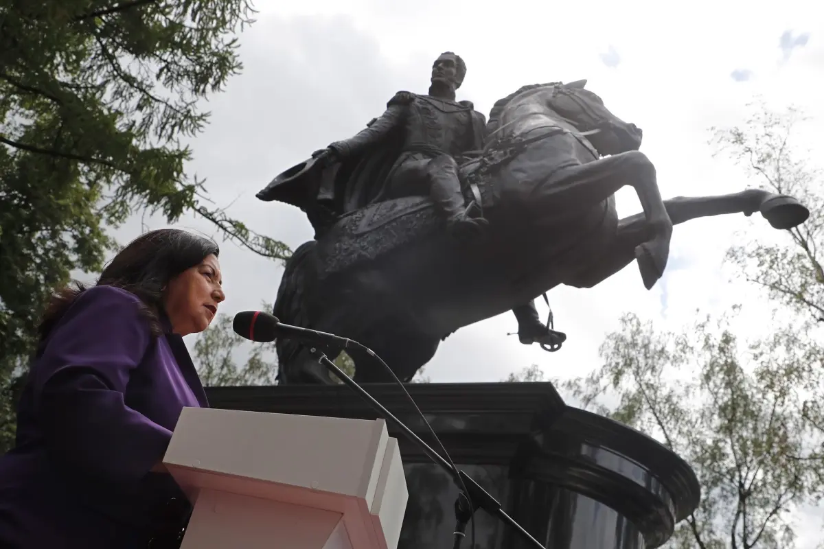 Inauguran una estatua ecuestre de Simón Bolívar en Moscú