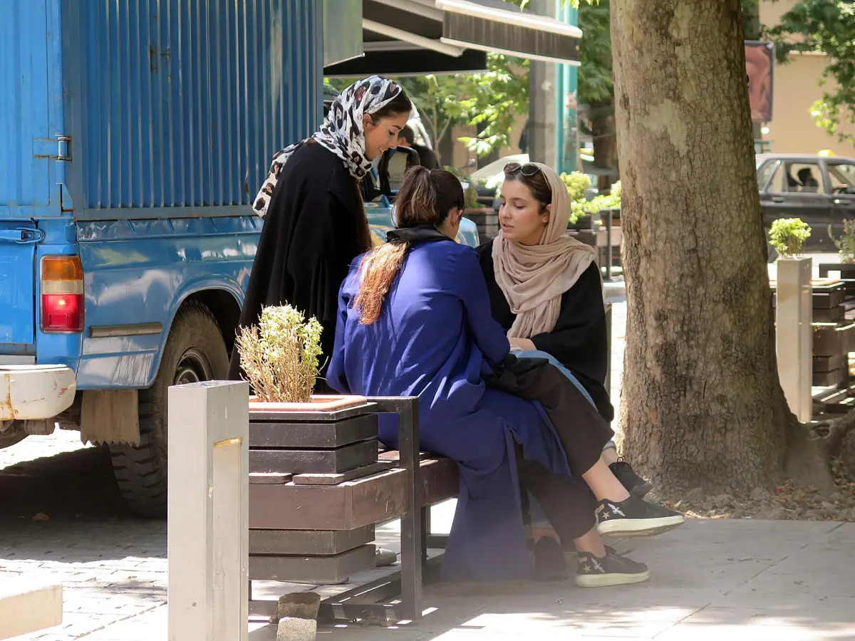 Irán redobla su opresión para vigilar a las mujeres por desafiar las leyes del velo, alerta AI