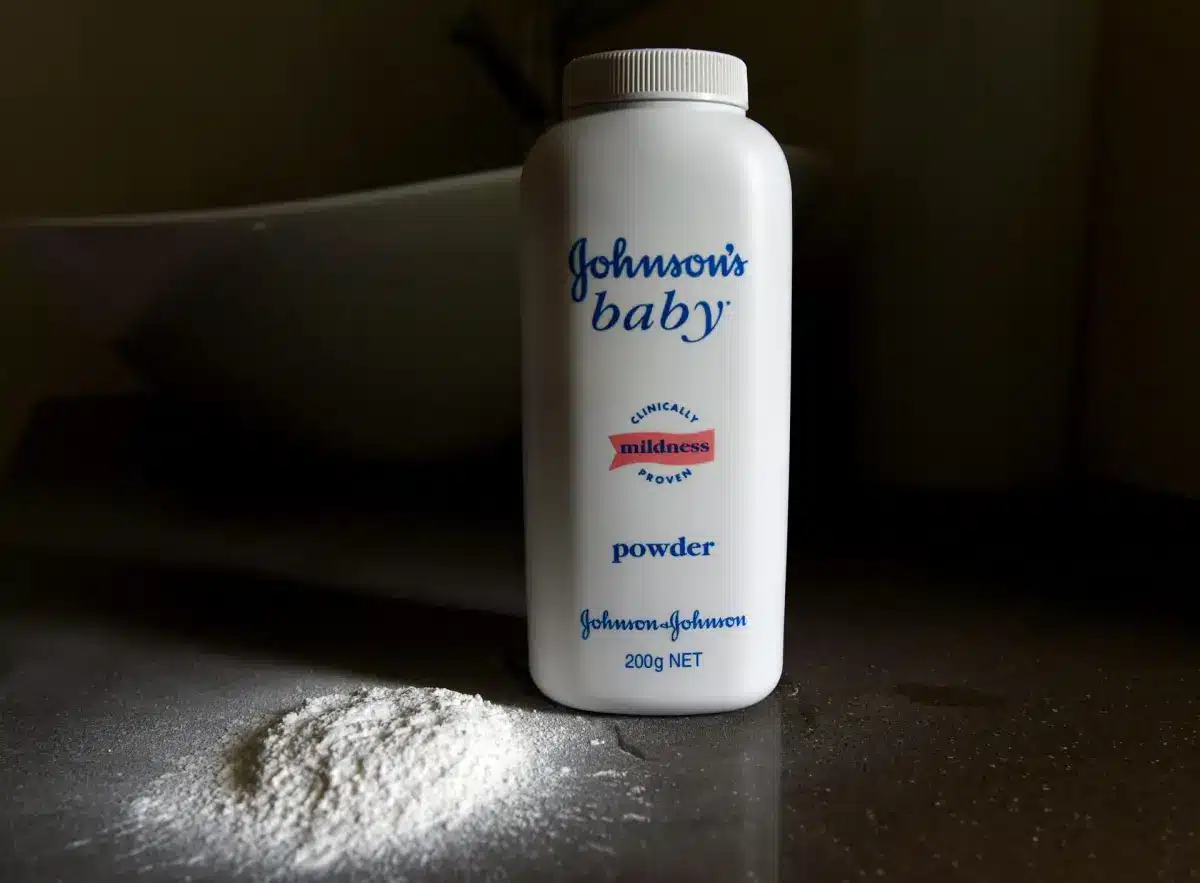 J&J enfrenta un segundo revés en corte en intento por poner fin a demandas sobre polvo talco