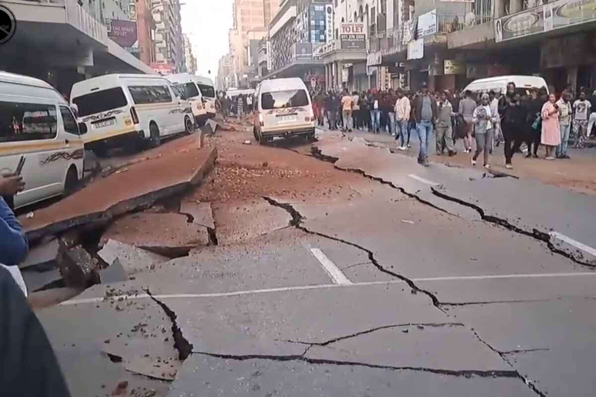 Extraña explosión en Sudáfrica daña edificios, calle y vehículos; hay un muerto