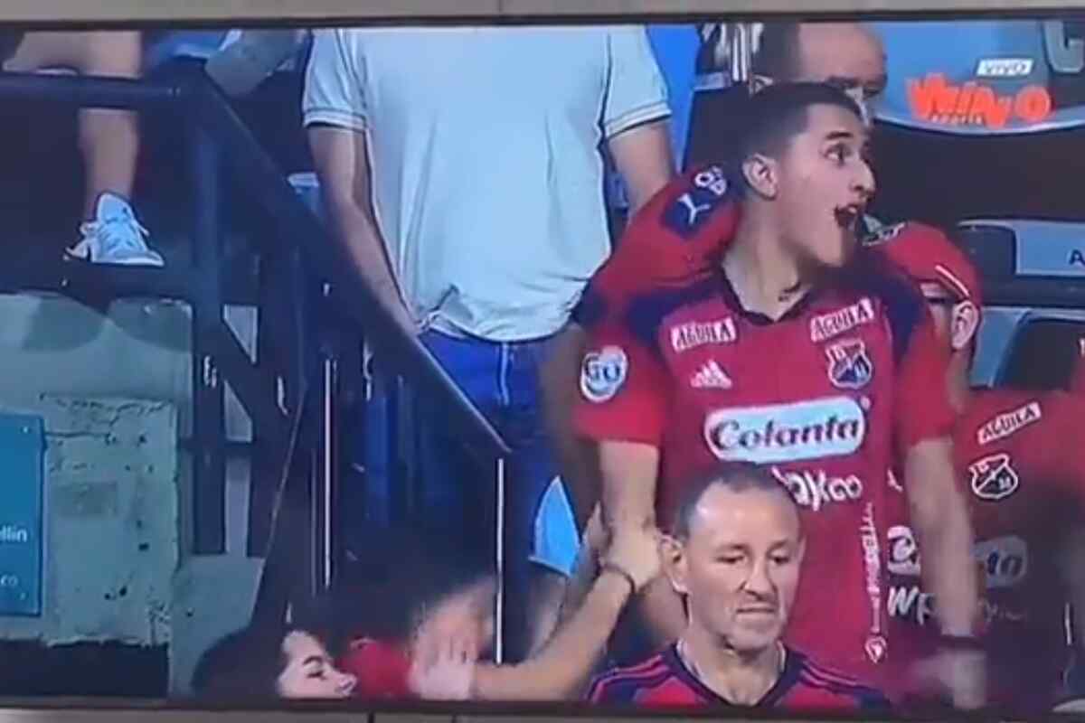 hinchas pillados kiss cam: Dos aficionados del Medellín se viralizan por su graciosa escena al ser enfocados por la cámara