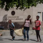 La Policía haitiana dispersa a congregados ante la embajada de EE.UU. tras huir de sus barrios