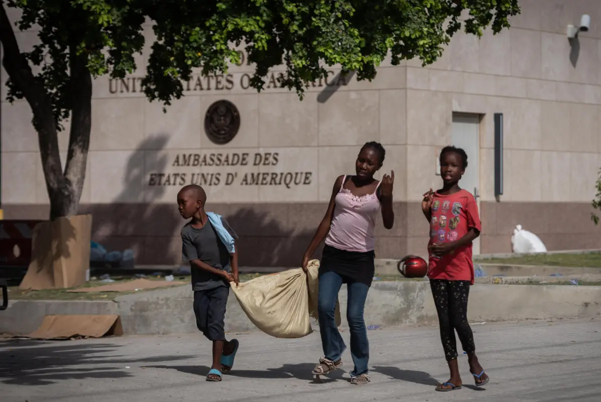 La Policía haitiana dispersa a congregados ante la embajada de EE.UU. tras huir de sus barrios