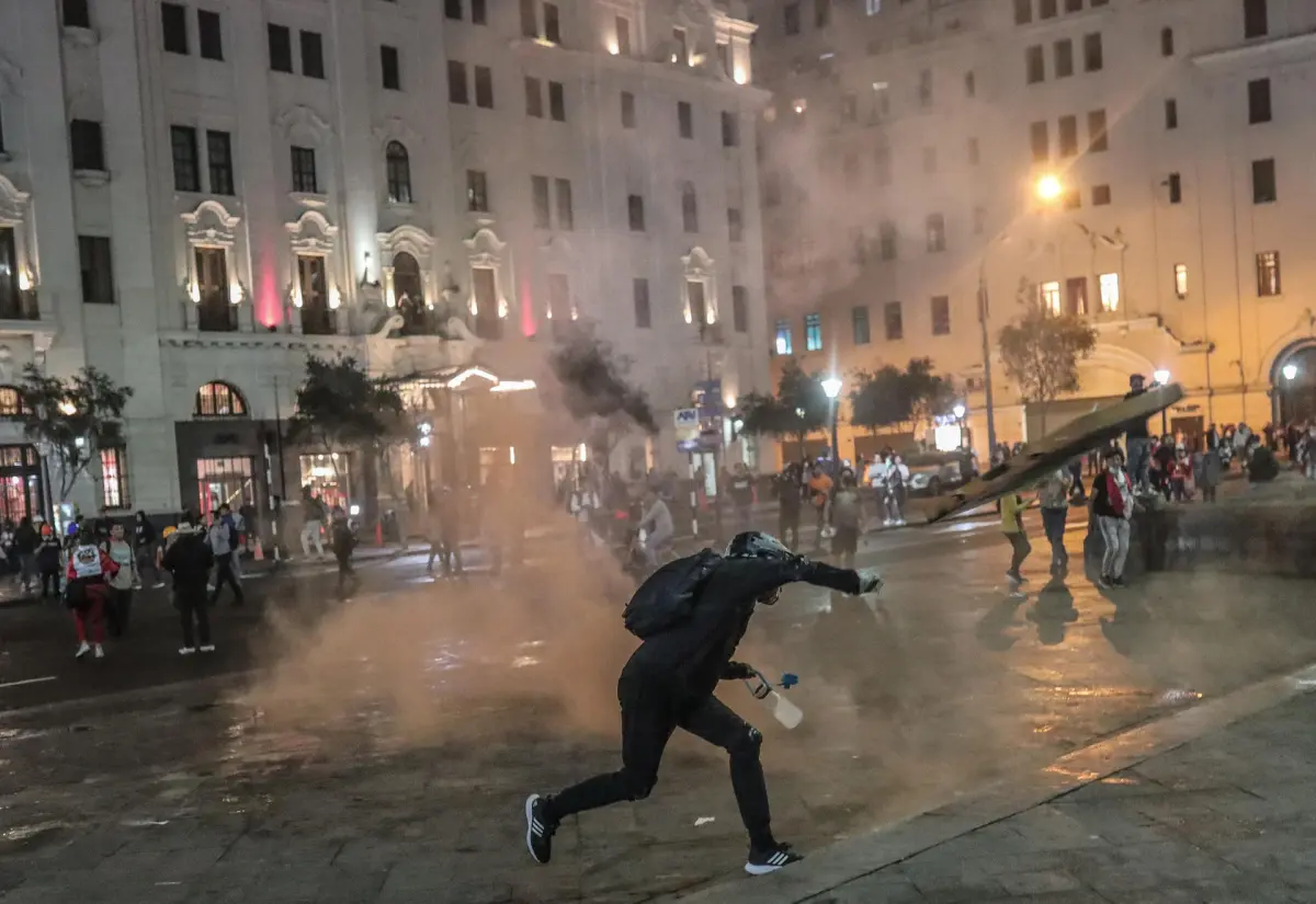La manifestación del sábado en Lima dejó al menos dos detenidos y un policía herido