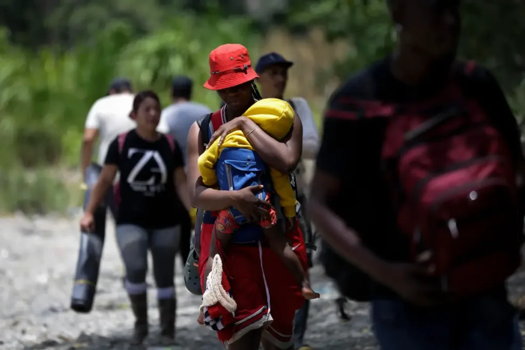 La mujer migrante es víctima de más ataques, que se intensifican en la selva del Darién -- Petro mintió sobre propuesta de EE.UU. de construir un muro en el Darién