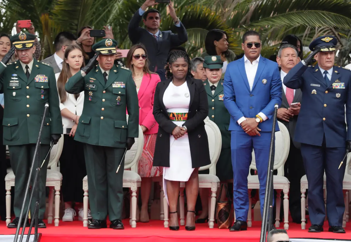 La vicepresidenta Francia Márquez preside desfile militar con gran participación femenina