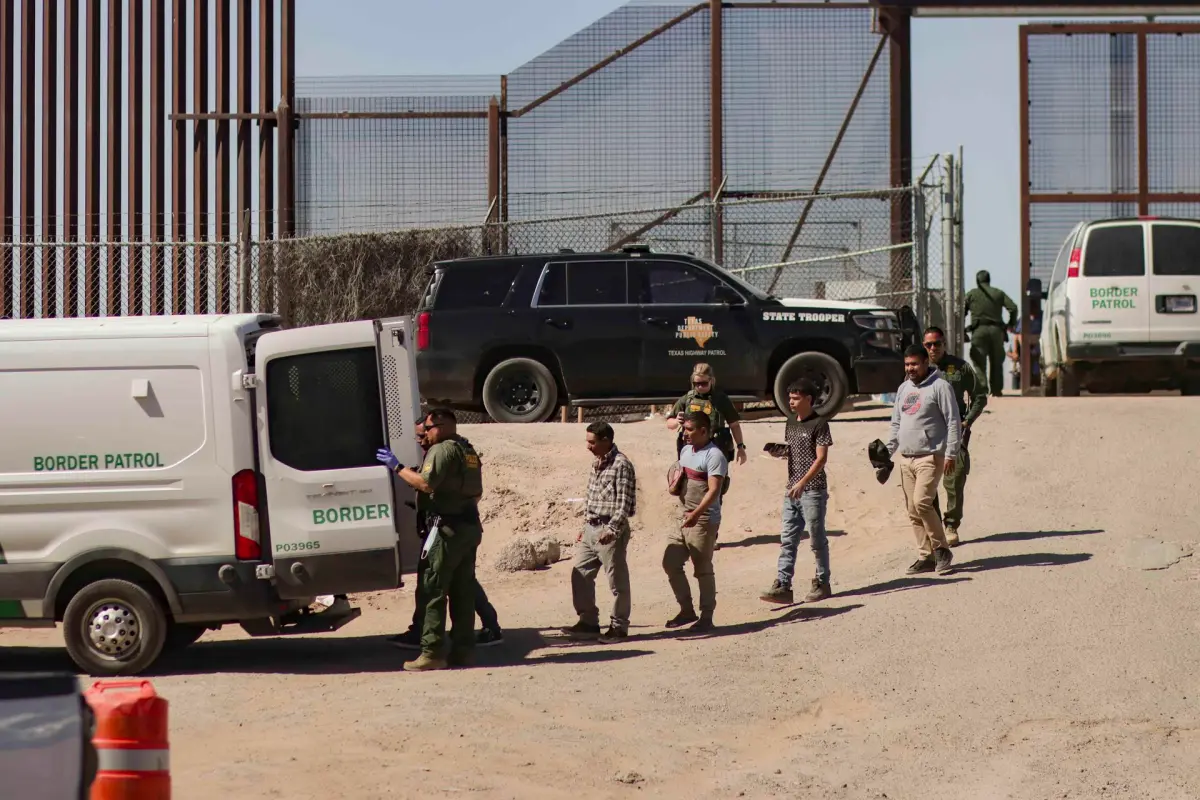 Las detenciones de migrantes en la frontera sur de EE.UU. se desploman a niveles de 2021
