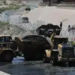 Limpian el Río Bravo de la basura dejada por la creciente ola migratoria