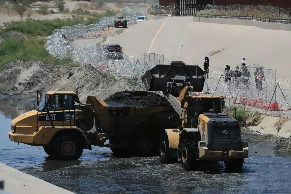 Limpian el Río Bravo de la basura dejada por la creciente ola migratoria