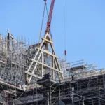 Llegan a Notre Dame de París vigas de madera para la reconstrucción de la catedral