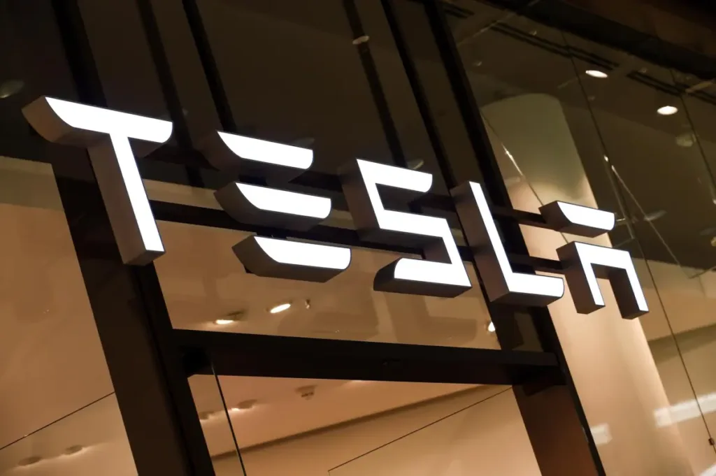 Los beneficios netos de Tesla caen un 6,5 % en el primer semestre del año