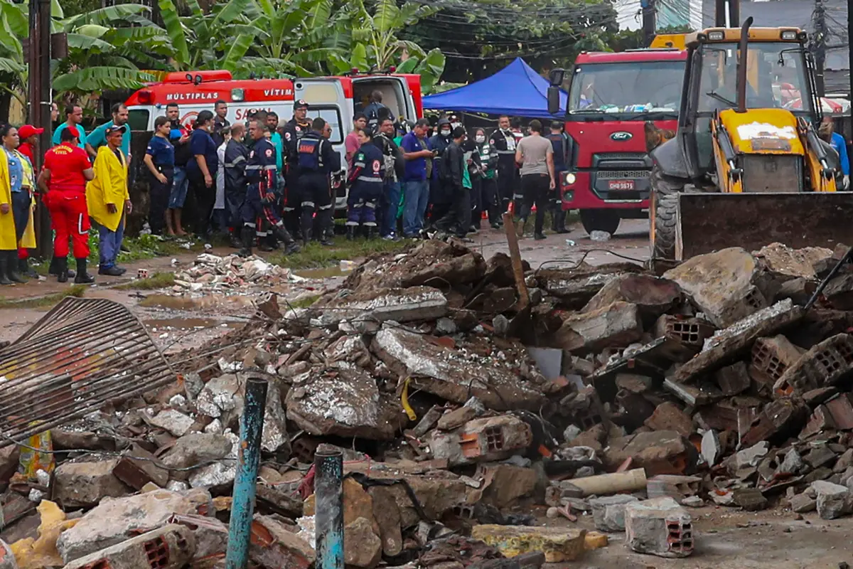 Los bomberos buscan a 14 desaparecidos tras el desplome de un edificio residencial en Brasil