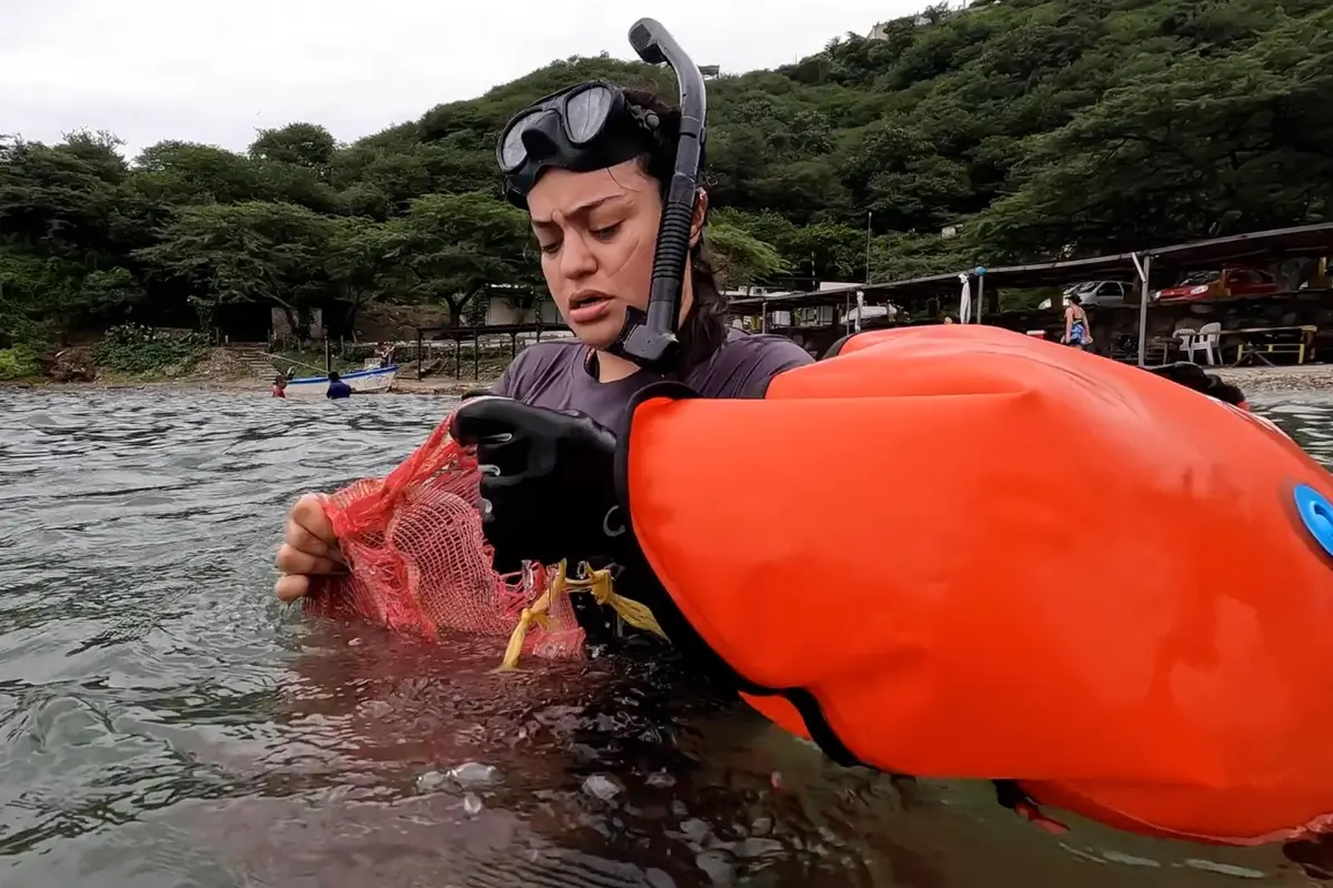 Los peces de la apnea, los aficionados a la inmersión que ayudan a limpiar el mar Caribe