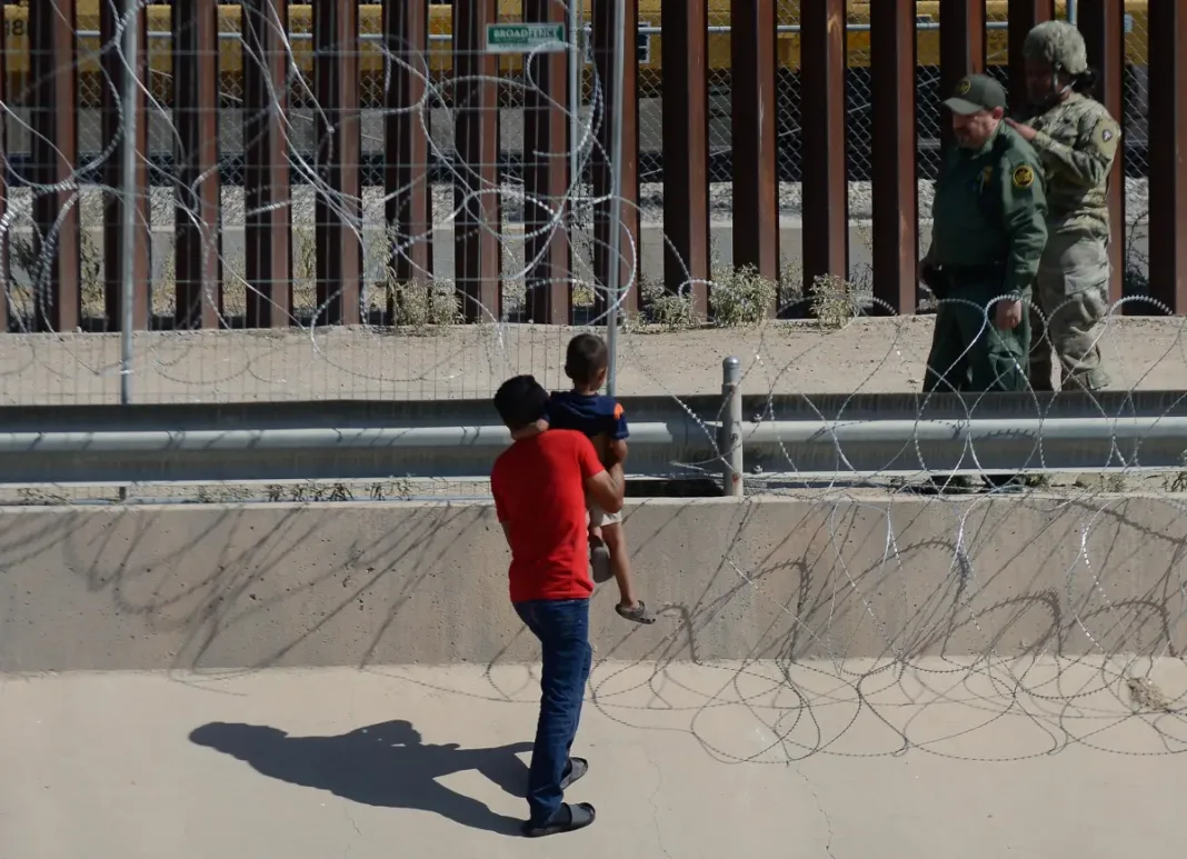 Migrantes desafían filosa alambrada instalada en frontera norte para pedir asilo en EE.UU. 1