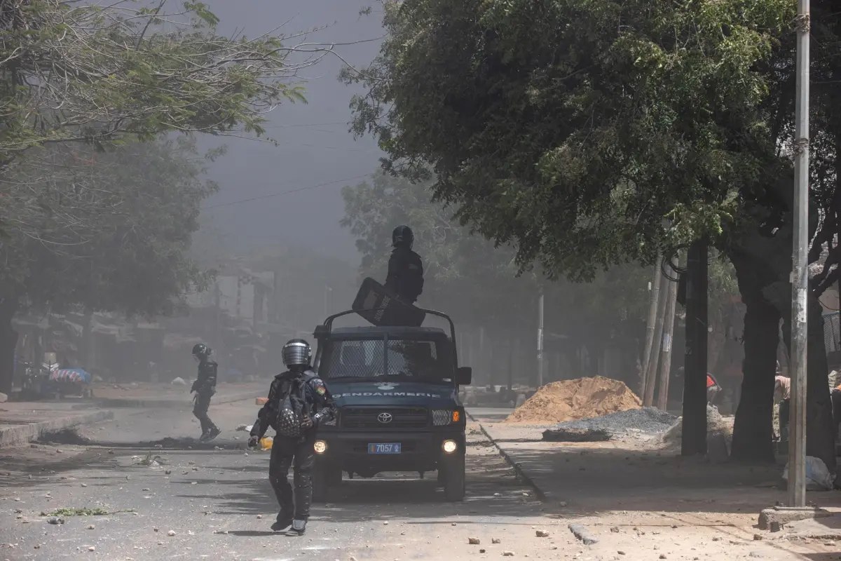 Mueren 2 personas durante las protestas en Senegal tras la detención del líder opositor