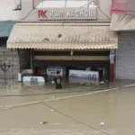 Nueva Delhi sigue parcialmente inundada con barcas y personas cruzando a nado sus calles