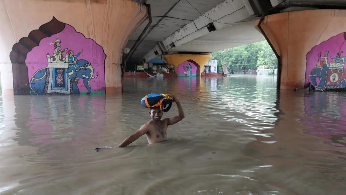 Nueva Delhi sigue parcialmente inundada con barcas y personas cruzando a nado sus calles